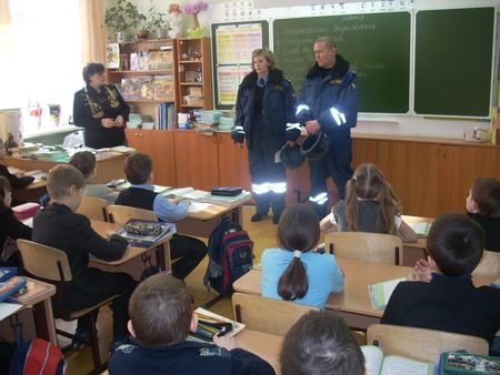 15:16 В школах проходят  уроки по Правилам дорожного движения